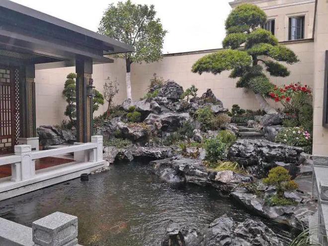 別墅庭院景觀石，寓意醇厚，淳樸而穩重，淬煉風雨滄桑