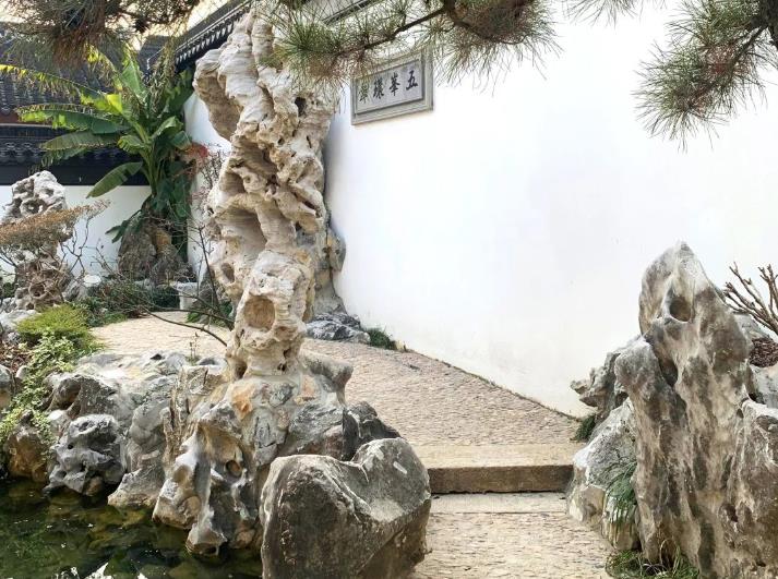 別墅庭院景觀置石，原石，山石，石頭放置有哪些方面技巧?